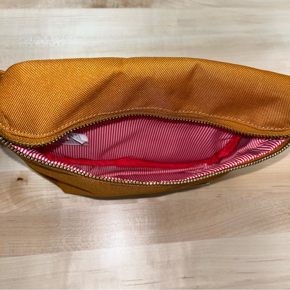 Herschel fifteen fanny pack, like new! - Picture 4 of 4